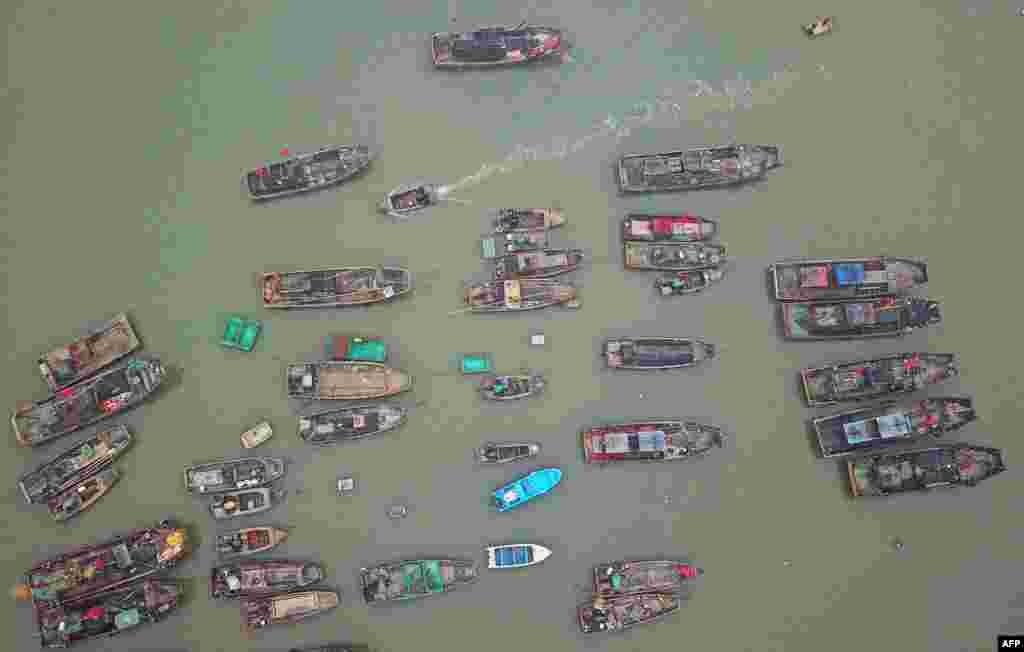 Fishing boats are seen heading back to a port as fishermen prepare for the summer fishing moratorium in Lianyungang in China&#39;s eastern Jiangsu province.