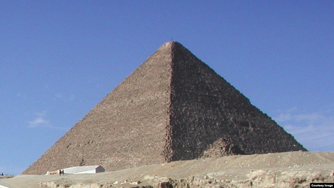 Tourists visiting one of the three main pyramids at the Giza necropolis outside Cairo, Egypt. (photo: Diaa Bekheet)