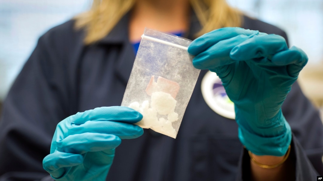 ARCHIVO - Una bolsa con fentanilo decomisado en una redada antidrogas es mostrada en el laboratorio de la Administración de Control de Drogas de EEUU (DEA, por sus siglas en inglés) en Sterling, Virginia, el 9 de agosto de 2016. 