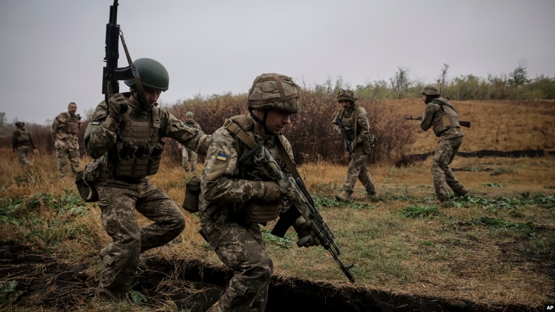 En esta fotografía proporcionada por el servicio de prensa, los militares ucranianos recién reclutados mejoran sus habilidades tácticas en una carrera de obstáculos en el campo de entrenamiento en la región de Donetsk, Ucrania, el 14 de octubre de 2024. [Foto: Archivo/Vía AP]