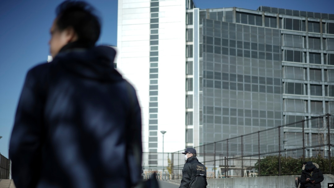 El expresidente de Nissan, Carlos Ghosn, fue acusado de abuso de confianza por una corte de Japón, lo que posiblemente impedirá por meses su su liberación. En la vista, un agente de seguridad cuida el 11 de enero de 2019 el Centro de Detención donde está detenido en Tokio.