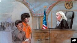 El boceto realizado en la corte muestra a Dzhokhar Tsarnaev y su abogada Judy Clarke, frente a la jueza Marianne Bowler.