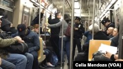 Oficiales de policía patrullan dentro de los trenes subterráneos de la ciudad de Nueva York tras el ataque terrorista del martes en el Bajo Manhattan.