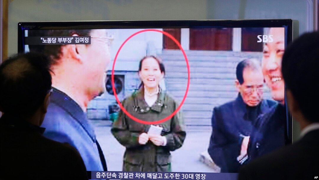 27일 한국 서울역 광장에 설치된 텔레비전에서 북한 김정은 국방위 제1위원장의 여동생인 김여정에 대한 기사가 보도되고 있다.