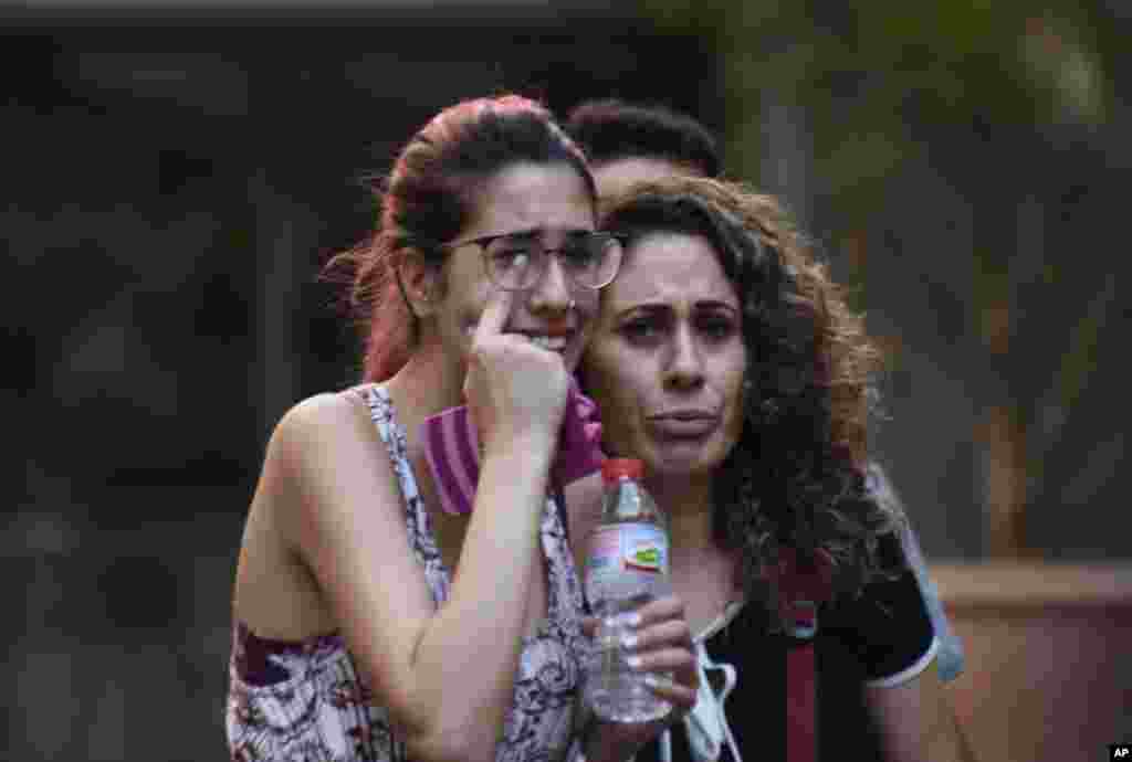 Dos mujeres huyen del lugar donde una van embistió a una multitud en la popular área turística de Las Ramblas, Barcelona.