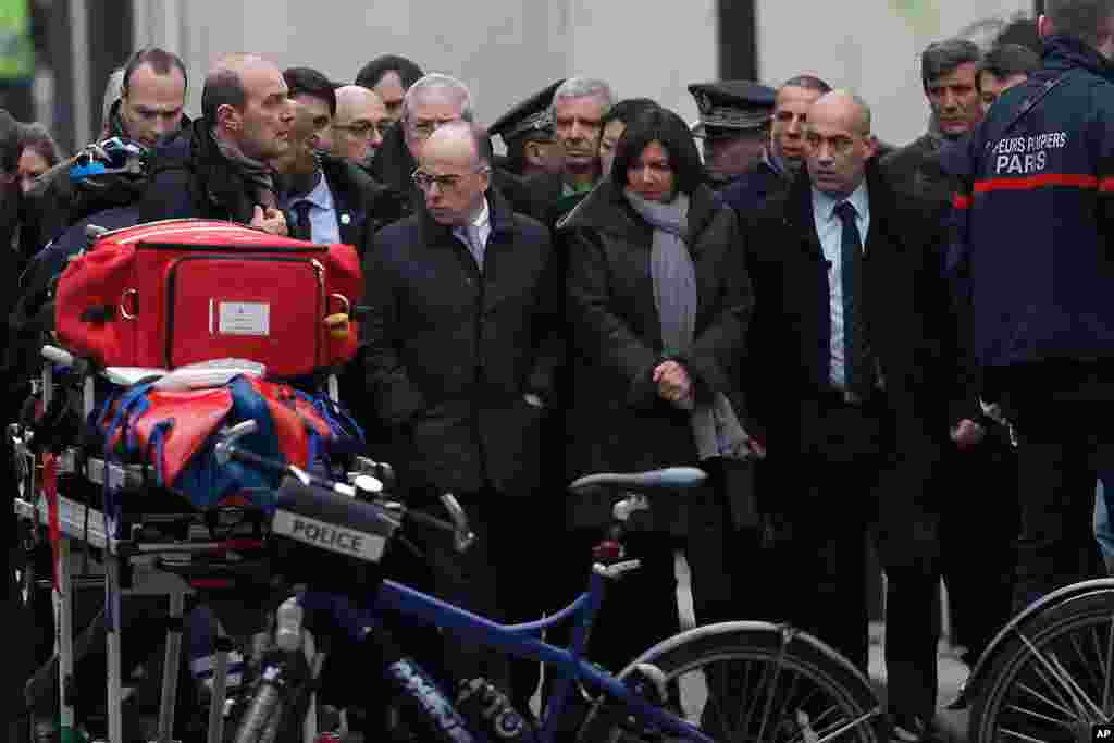 Bộ trưởng Nội vụ Pháp Bernard Cazeneuve và Thị trưởng Paris Anne Hidalgo tới hiện trường vụ tấn công ở Paris, ngày 7/1/2015.