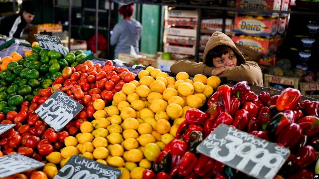 Un vendedor espera a los clientes en el mercado central de frutas y verduras en Buenos Aires, Argentina, el viernes 10 de mayo de 2024.