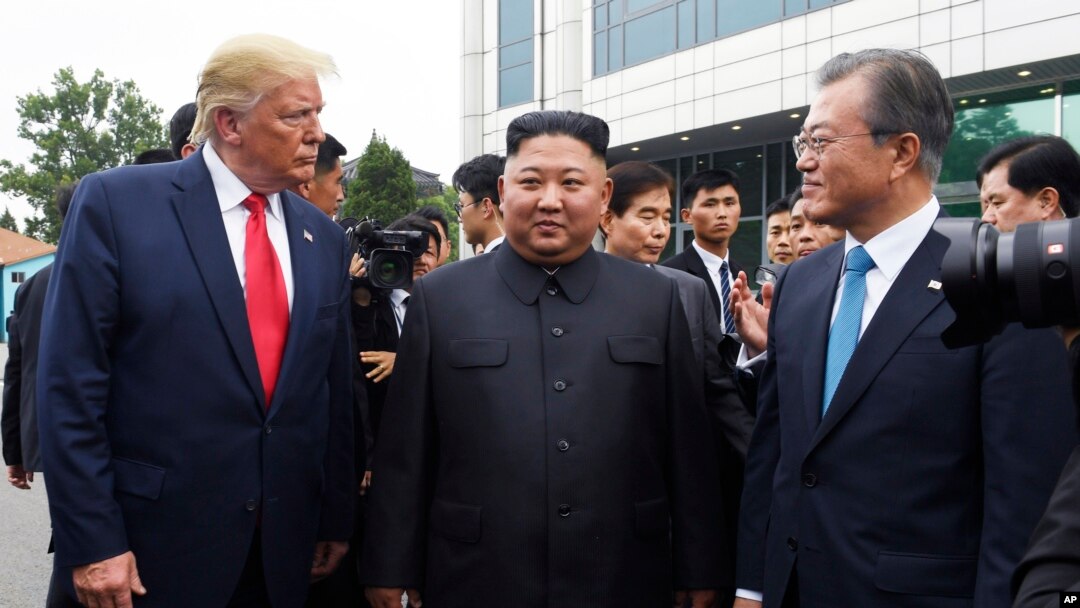 Durante su improvisada tercera cumbre en la zona desmilitarizada el domingo, Donald Trump y Kim Jong Un reafirmaron su amistad y acordaron reanudar las conversaciones nucleares.