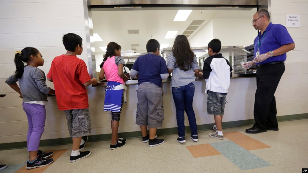 Los niños inmigrantes detenidos hacen fila en la cafetería del Centro Residencial del Condado de Karnes. Foto de archivo.