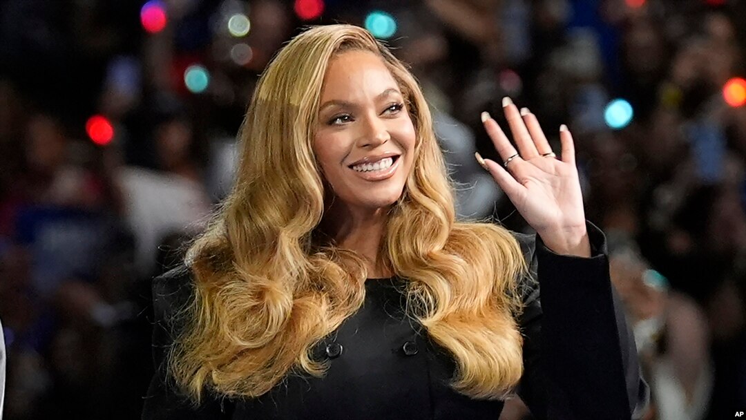 ARCHIVO - Beyoncé aparece en un evento de campaña para la candidata presidencial demócrata, la vicepresidenta Kamala Harris, en Houston, el 25 de octubre de 2024.