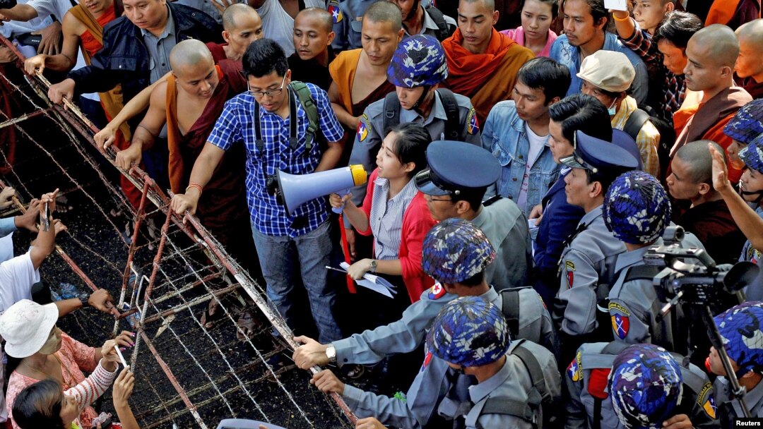 A translator from the Thai embassy talks to protesters in support of the two Myanmar migrant workers Zaw Lin and Win Zaw Htun, in front of the Thai embassy in Yangon, Dec. 25, 2015.