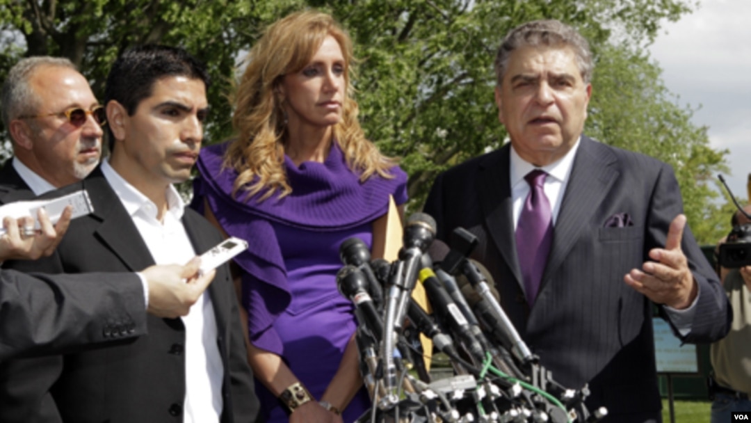De izquierda a derecha, el productor musical Emilio Estefan; el conductor de radio Eddie "Piolin" Sotelo; la conductora de TV Lili Estefan, y Don Francisco, tras reunirse con Obama.