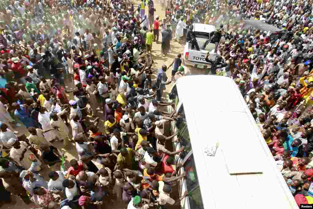Supporters welcome Muhammadu Buhari (in vehicle), presidential candidate from the All Progressives Congress party, as he visits Gombe Emir Abubakar Shehu-Abubakarn at the emir's palace during an election rally in Gombe, Nigeria.
