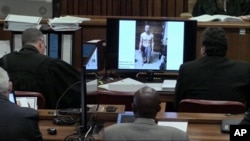 Detalj sa suđenje, gde se na monitoru vidi fotografija Oskara Pistorijusa, kako stoji us vojoj kući, neposredno pošto je pucao na svoju devojku