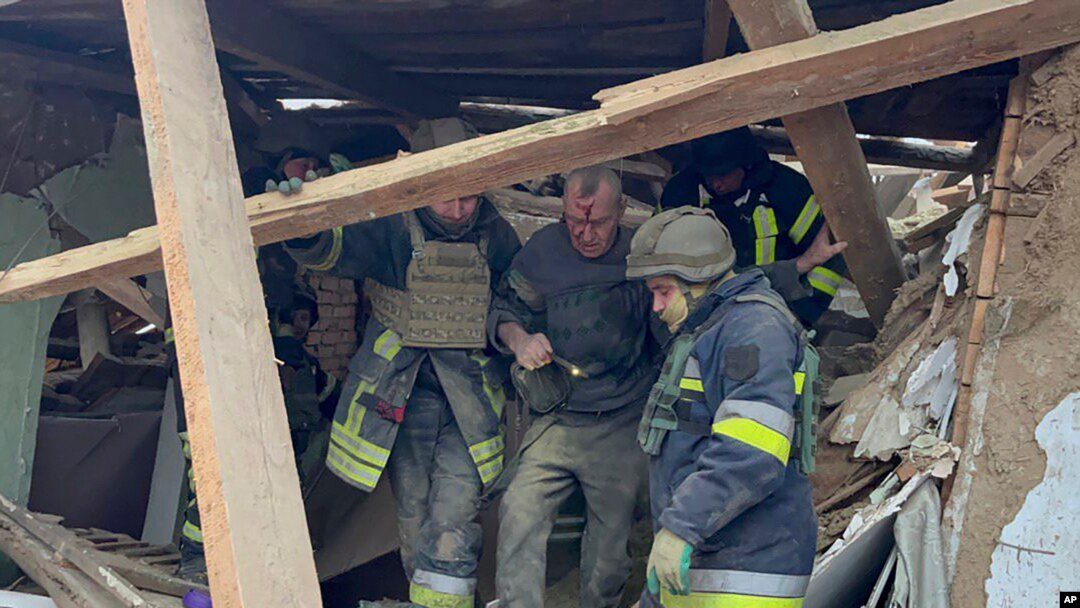 ARCHIVO - En esta imagen proporcionada por el Servicio Ucraniano de Emergencias, trabajadores de emergencias ayudan a un hombre herido después de que un ataque de misil ruso causara graves daños en edificio residenciales cerca de Krivói Rog, Ucrania, el 8 de enero de 2024. 