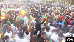 Youths march in Cameroon against the Nigerian terrorist group Boko Haram. Feb, 28 2015. (VOA/Moki Edwin Kindzeka)