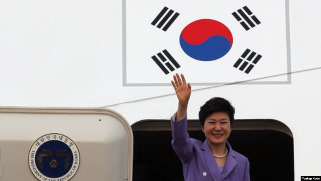박근혜 한국 대통령이 4박6일간의 미국순방을 마치고 10일 오후 서울공항에 도착, 전용기에서 내리며 손을 흔들어 인사하고 있다.