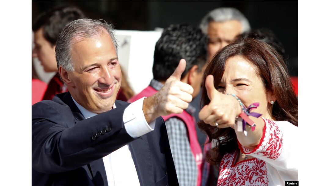 José Antonio Meade, candidato presidencial, y su esposa Juana Cuevas, salen de votar en Ciudad de México. Julio 1 de 2018.