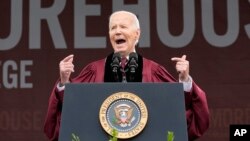 El presidente Joe Biden da un mensaje a los estudiantes en la ceremonia de graduación del Morehouse College, el domingo 19 de mayo de 2024 en Atlanta