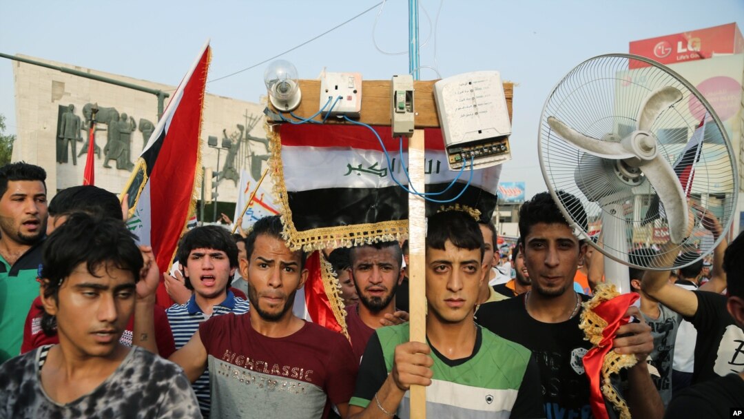 Thousands of Iraqis have braved the scorching summer heat to stage the protest against government corruption in Tahrir Square in Baghdad, Aug. 7, 2015.