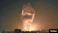 Una imagen en los medios sociales muestra las llamas y el humo de una explosión en el cielo nocturno de Tianjin, China.