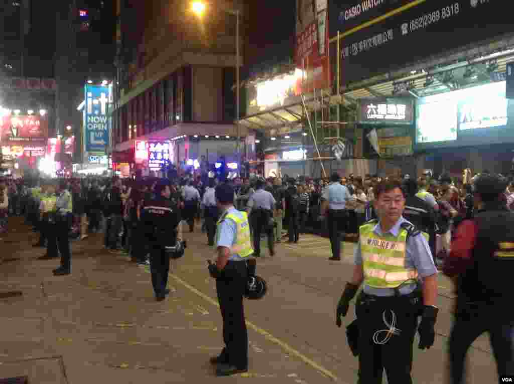 大批市民連續第二晚在旺角與警方「巷戰」 (美國之音海彥拍攝 )