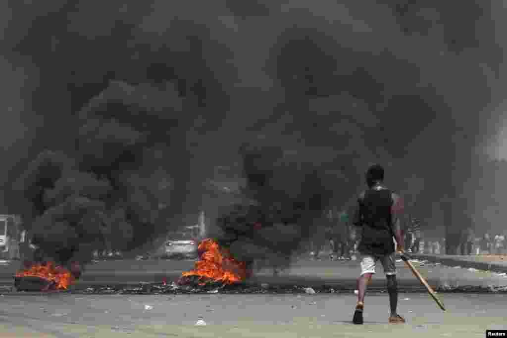 Anti-Gbagbo protesters block a street with burning tires after former Ivory Coast President Laurent Gbagbo was acquitted of all charges at the ICC war crimes court, in Abidjan's Abobo neighborhood, Ivory Coast.