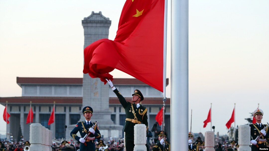 中國軍隊在天安門舉行升旗儀式。（資料照片）