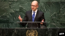 El primer ministro de Ucrania, Arseniy Yatsenyuk, se dirige a Putin durante la Asamblea General de la ONU en Nueva York.