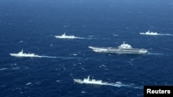 中國的遼寧號航母及其艦隊在南中國海海域進行演習(2016年12月)。