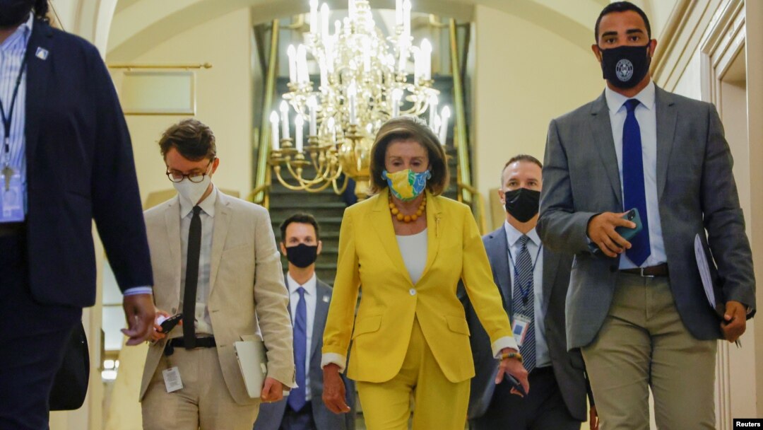 Spiker Nensi Pelosi yordamchilari bilan, Kapitoliy, 24-avgust, 2021