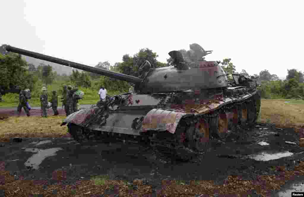 An abandoned M23 rebel tank, destroyed by Congolese soldiers, is pictured near the Rumangabo military base, formerly held by the rebels, north of Goma, Oct. 28, 2013.