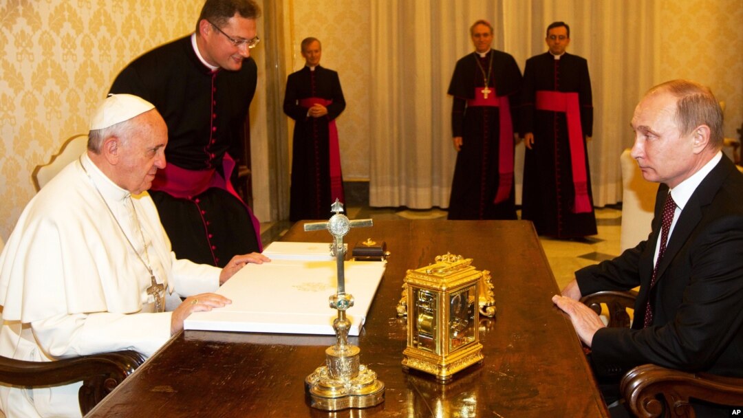 El papa Francisco y Vladimir Putin en una audiencia privada en el Vaticano, el 25 de noviembre de 2013.