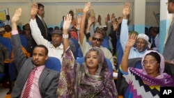 ፋይል ፎቶ - የሶማልያ ህግ አርቃቂዎች በፓርላማ ጽ/ቤት ሞቃድሹ እ.አ.እ. 2014