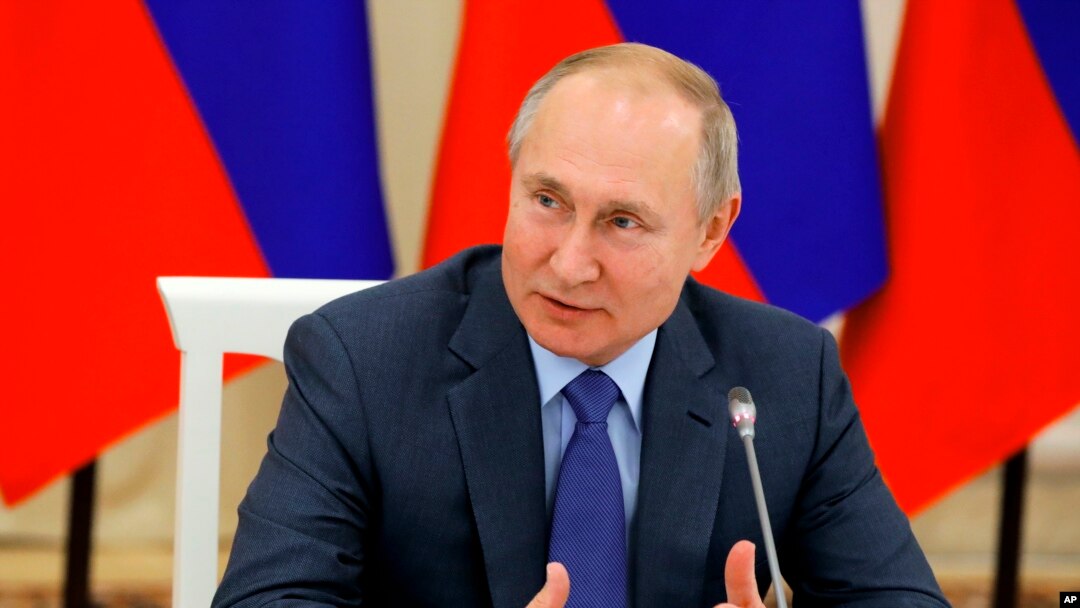 La ley firmada este 3 de diciembre de 2019 por el presidente Vladimir Putin dificultará la práctica del periodismo intependiente en Rusia, según afirman los críticos de la medida.