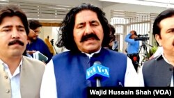  علي وزير وویل چې زمونږ خلكو ته په قامي مېډيا هېڅ ځاې نه وركولې كېږي. هغه زیاته کړه چې په كراچۍ كې که يو سپې څوک وچېچي نو قامي مېډيا شپه او ورځ دا خبر خپروي خو چې د عثمان كاكړ جنازې او د جاني خيلو احتجاجي پرلت ته مېډيا هېڅ ځای نه وركول كېږي