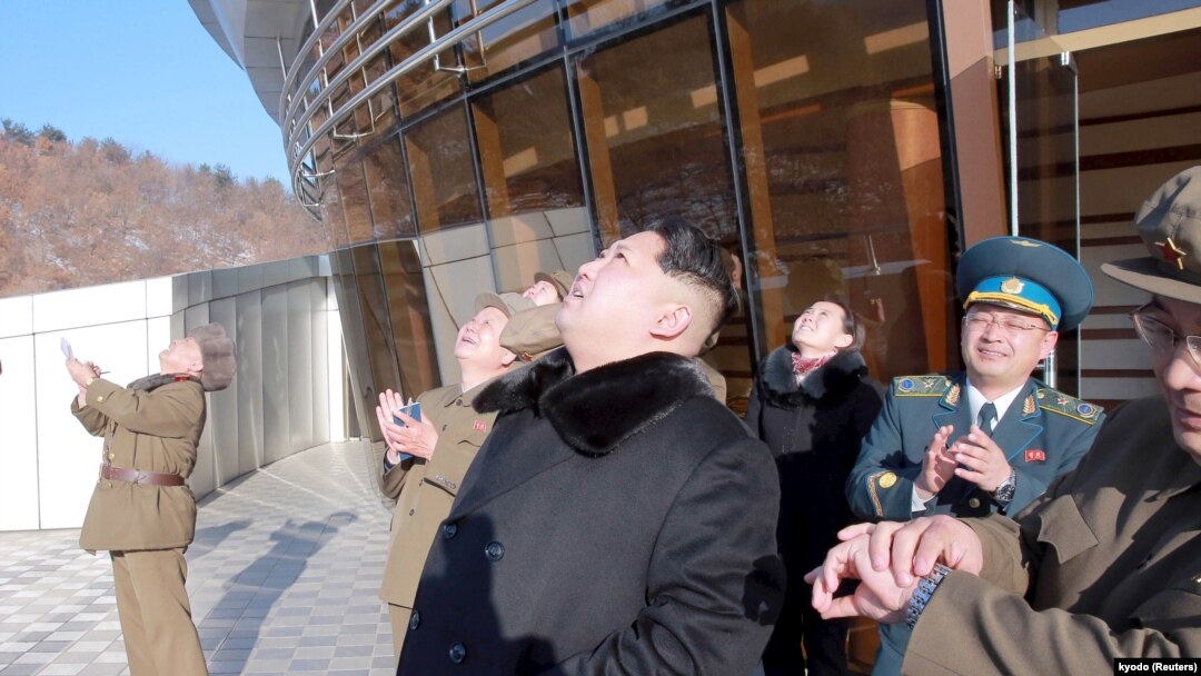 Kim Jong Un, el lider norcoreano, observa el lanzamiento de un cohete de largo alcance el domingo.