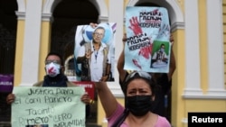 Otro periodista fue asesinado en México en menos de una semana. En la foto, periodistas locales protestan por el asesinato del comunicador Jacinto Romero en Orizaba, México, el 19 de agosto de 2021.