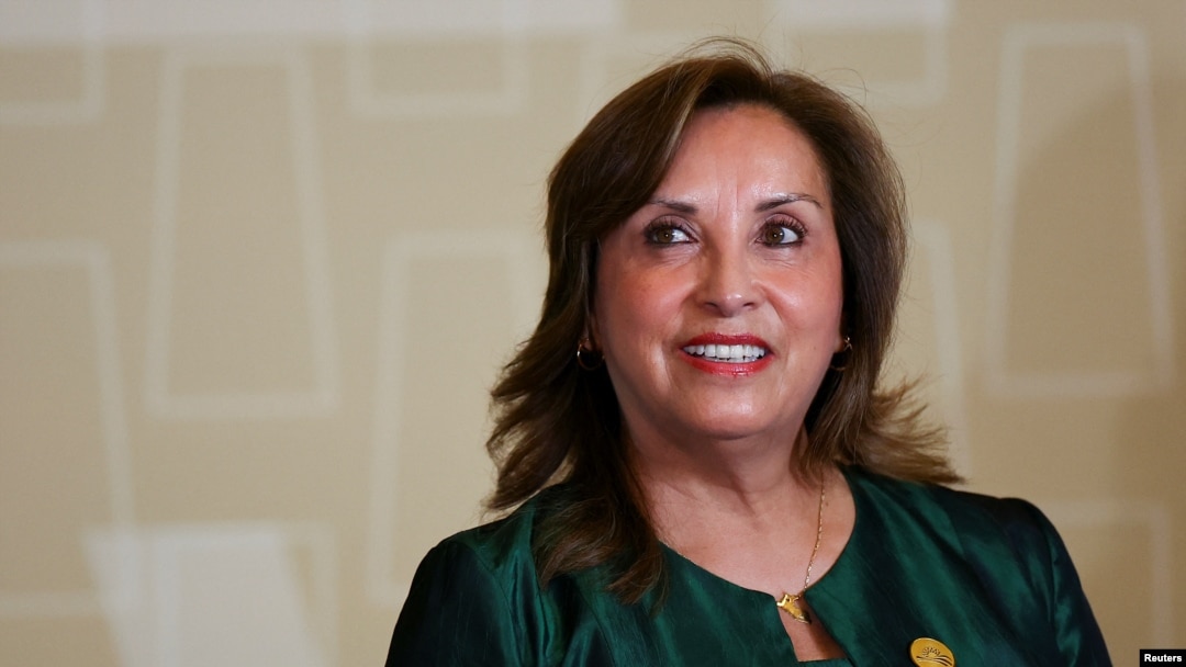 ARCHIVO - La presidenta de Perú, Dina Boluarte, asiste a la Cumbre de CEOs del Foro de Cooperación Económica Asia-Pacífico (APEC), en el Gran Teatro Nacional, en Lima, Perú, el 16 de noviembre de 2024.