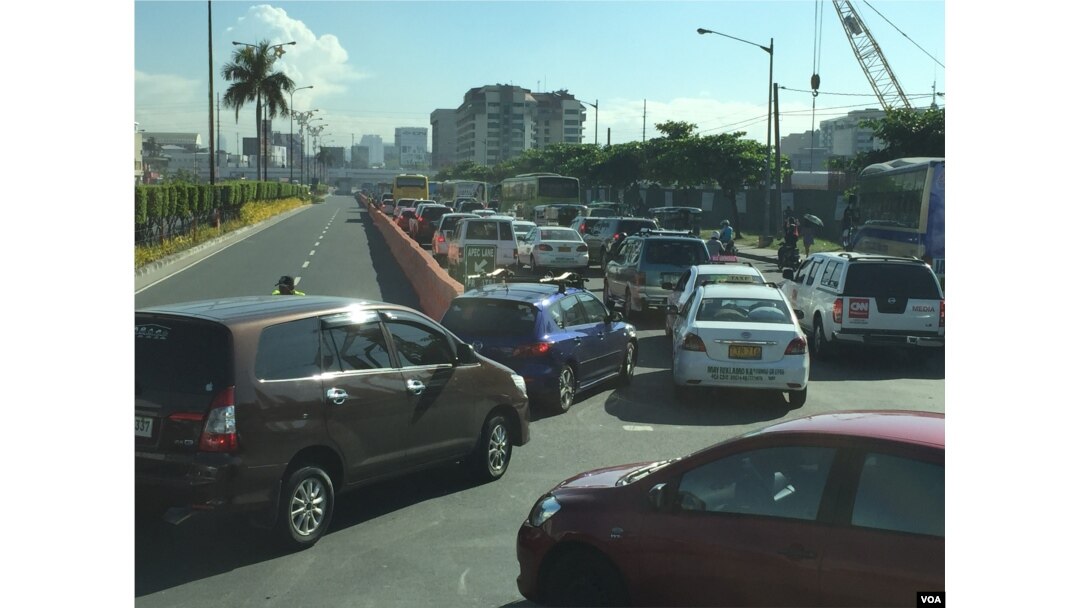 Traffic close to the main APEC venues barely moves during Monday morning's rush hour, Pasay City, right next to the southern edge of Manila, Philippines, Nov. 16, 2015. (S. Orendain/VOA)