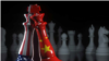 Коллаж: шахматные фигуры с флагами США и КНР 