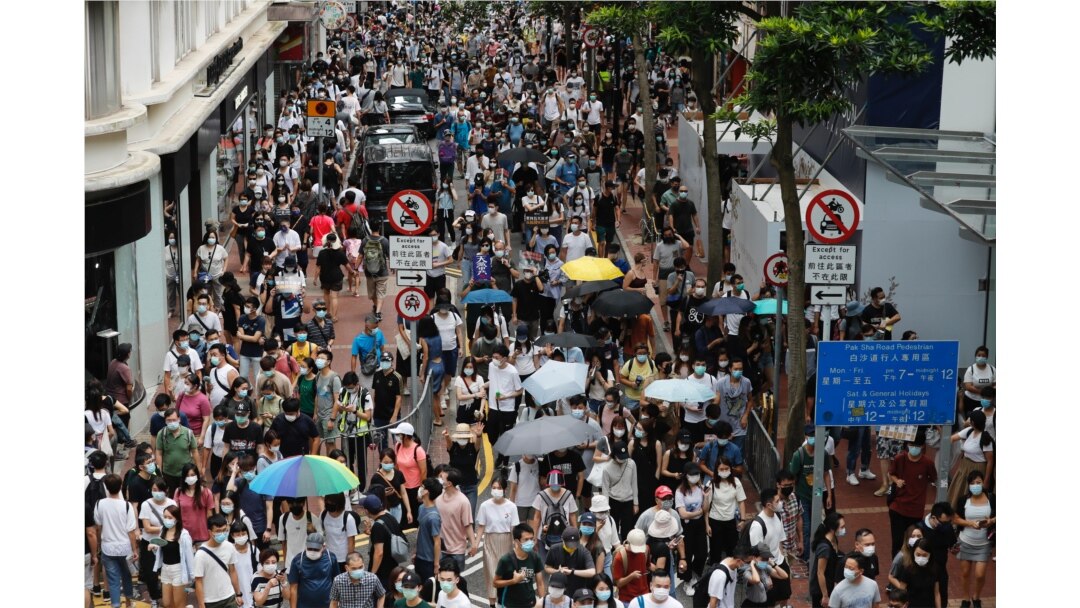 香港民眾在香港主權移交紀念日舉行遊行反對港版國安法。(2020年7月1日)