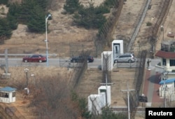 1998년 11월 시작된 금강산 관광은 2008년 자가용을 통한 육로관광도 허용되었으나, 금강산 구경에 나섰던 한 관광객이 산책 중 북한군의 총에 맞아 사망한 사건이 발생하면서 2008년 7월 11일 금강산 관광이 전면 중단됐다.