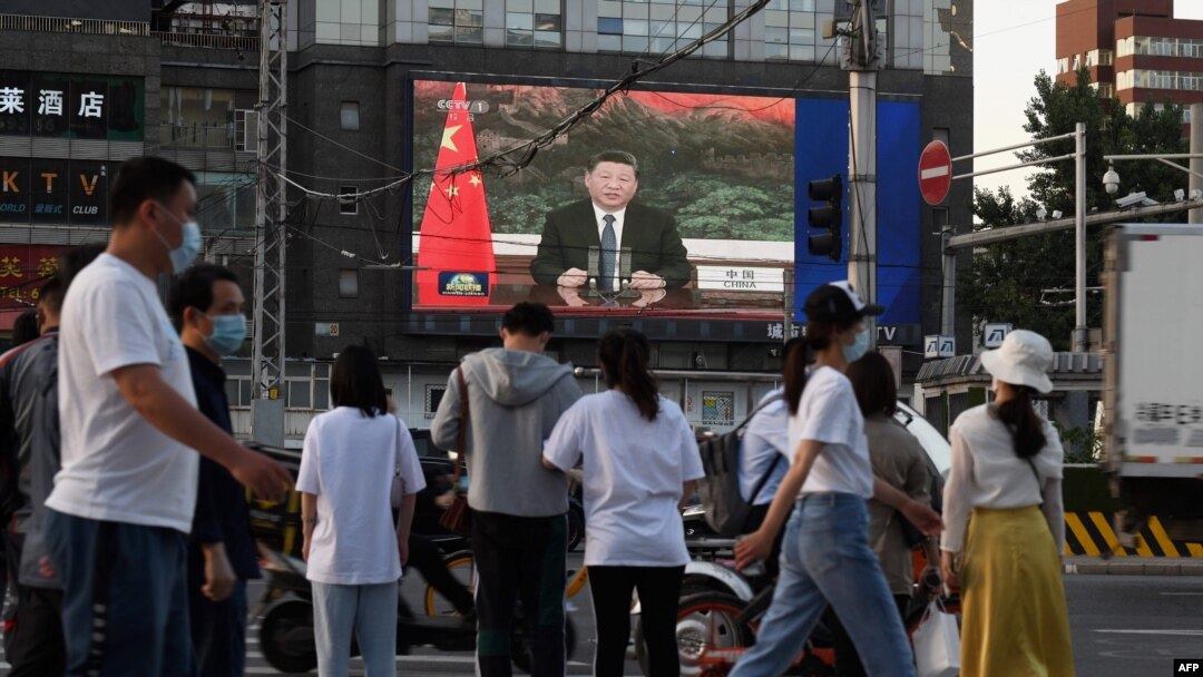 Građani Pekinga na video bimu gledaju obraćanje predsednika Kine Ši Đinpinga Svetskoj zdravstvenoj skupštini 18. maja 2020. (Foto: AFP)