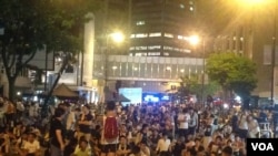 香港學聯七一遊行後舉行公民抗命行動預演佔中 (美國之音海彥拍攝) (資料照片)