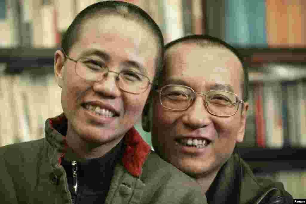 刘晓波的家人2010年10月发布的照片显示刘晓波和妻子刘霞。 刘霞表示为丈夫荣获诺贝尔和平奖而自豪,期望刘晓波能因此早日出狱。