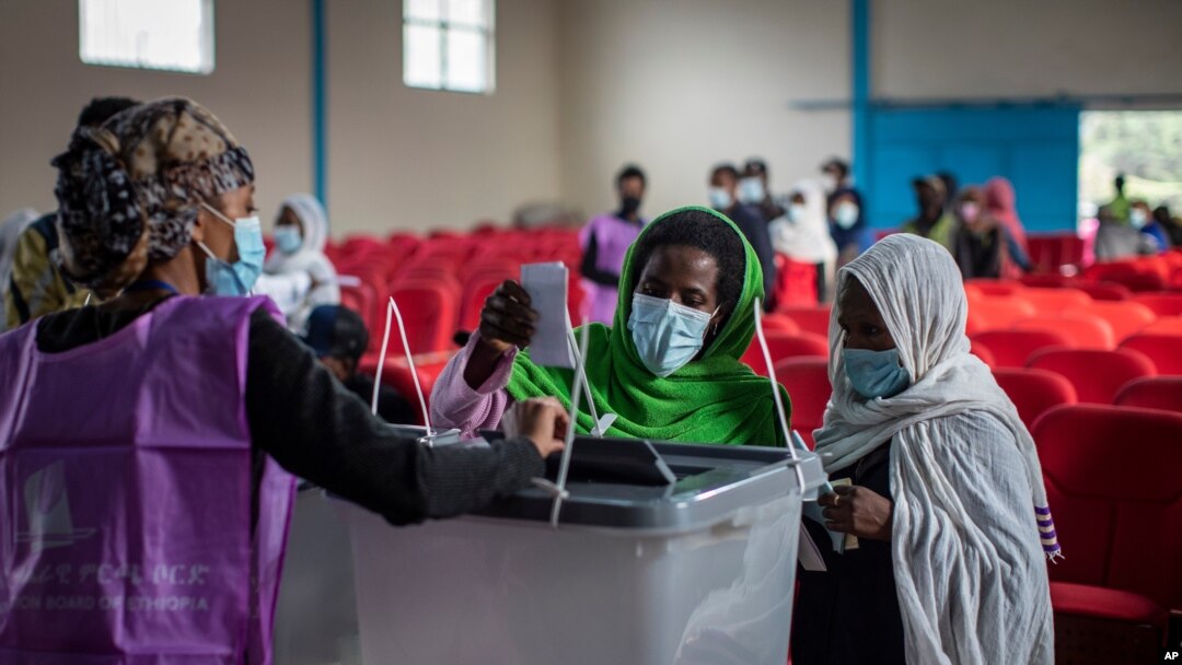 Wananchi wa Ethiopia wakipiga kura katika kituo cha kupiga kura mji mkuu wa Ethiopia, Addis Ababa, Jumatatu, Juni 21, 2021. 