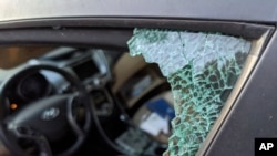 洛杉磯一輛汽車窗玻璃被打碎，車內物品被盜竊。（資料圖片）