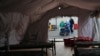 os médicos atienden a un paciente infectado por el nuevo coronavirus en una unidad de cuidados intensivos en el hospital del Seguro Social en Quito, Ecuador, el miércoles 29 de julio de 2020.