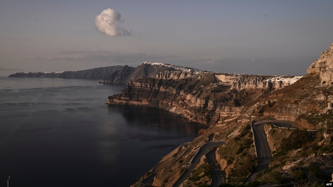 Una vista de la isla griega de Santorini, en el mar Egeo, el 3 de febrero de 2025.